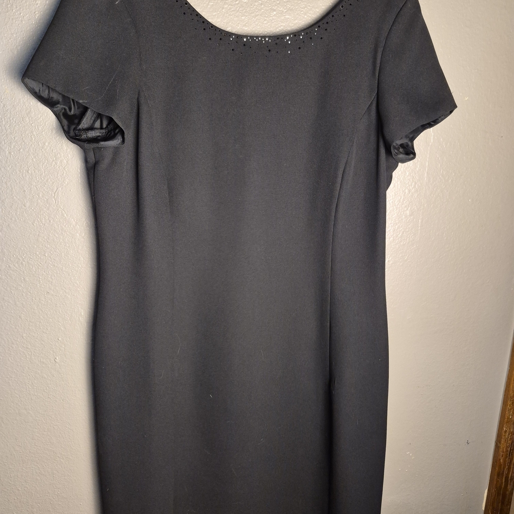 Liz Claiborne Black Short-Sleeve Midi Shift Dress with Subtle Neckline Detail